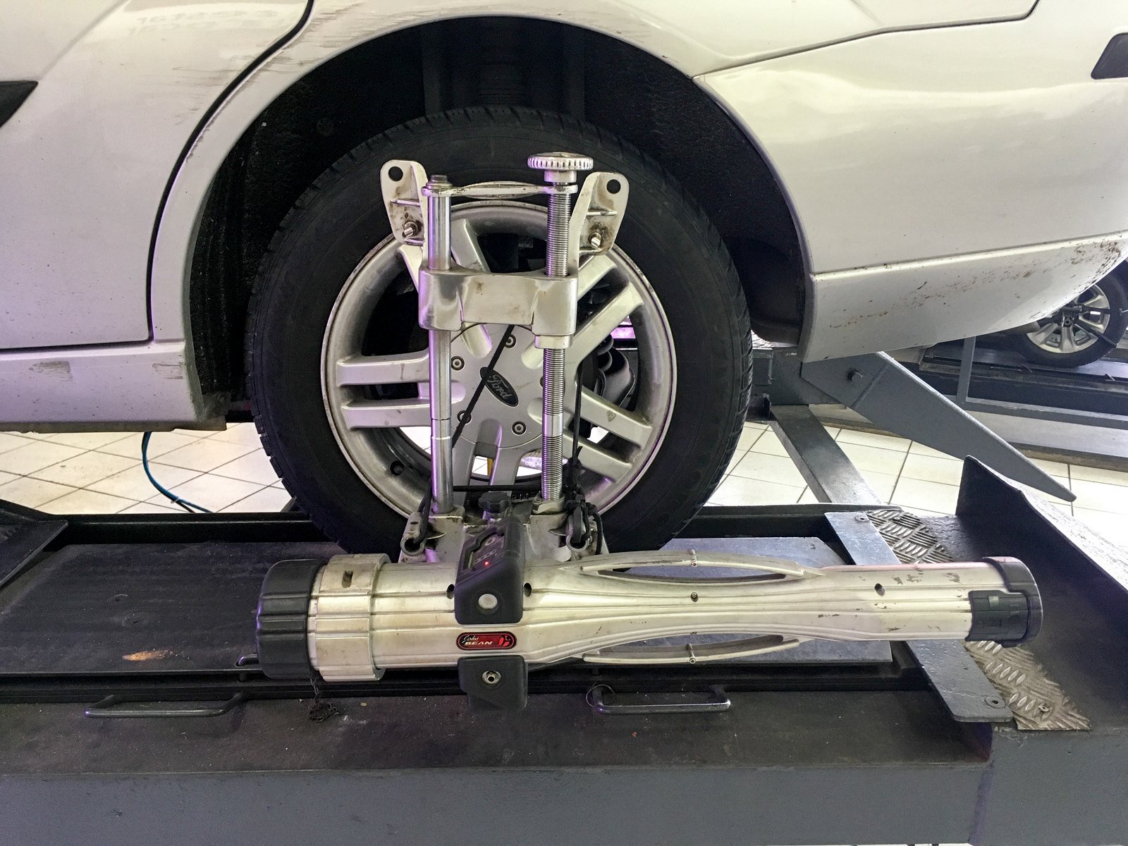 Wheel alignment: measuring equipment mounted on the front wheel
